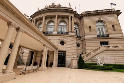 En sus orígenes fue un edificio débil de madera y metal. Luego reconstruido bajo la inspiración de la Belle Époque.