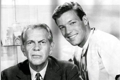 En sus primeras temporadas, Dr. Kildare no le corrió el bulto a las cuestiones sociales y se metió con el aborto, la inmigración ilegal, el racismo, la guerra de Vietnam y la responsabilidad ética ante las consecuencias humanitarias del bombardeo nuclear a Nagasaki en la Segunda Guerra Mundial