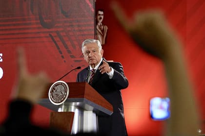 En sus primeros actos de gobierno, el nuevo presidente mexicano buscó acercarse a los ciudadanos; preocupan su afición a las consultas populares y ciertos rasgos mesiánicos