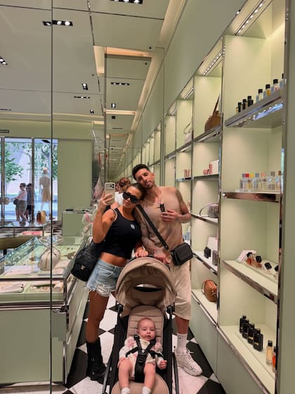 En sus recorridas por modernas tiendas de estética industrial y en una sofisticada galería de perfumes donde se retrataron junto al cochecito (Foto: Instagram/@camihoms)
