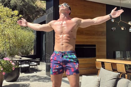 En sus redes sociales, el modelo Jeff Thomas se describía como aspirante a bombero y orgulloso papá de un perro