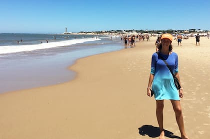 En sus regresos, Mónica suele visitar junto a su madre la costa argentina y la uruguaya.
