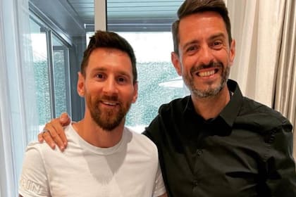 En sus relatos de los partidos de la selección nacional, el relator Pablo Giralt nombra a Lionel Messi como "la leyenda"