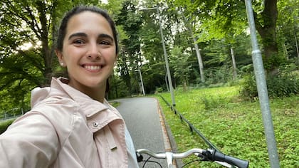 En sus tiempos libres, recorre las plazas en bicicleta y comparte tiempo con sus nuevos vínculos