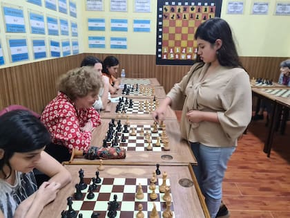 En sus torneos abiertos, es moneda corriente ver a niños de 8 años, con la mirada fija en el tablero, enfrentando a experimentados jugadores de 80