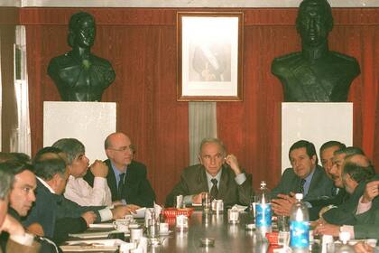 En sus tres pisos y 40 oficinas se reunían gobernadores, ministros y legisladores; con los años quedó en desuso y ahora desembarcaron las huestes del interventor Barrionuevo