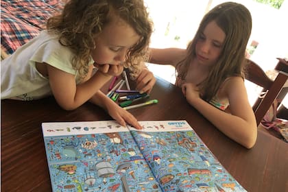 En sus vacaciones en la playa, Cata y Sofi se engancharon con la propuesta de "Teo y Ana investigan los animales", de Alexiev Gandman (El Ateneo): un libro para leer, jugar y compartir