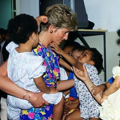 En sus visitas a hospitales pediátricos, la princesa Diana solía llevar un colorido vestido floreado