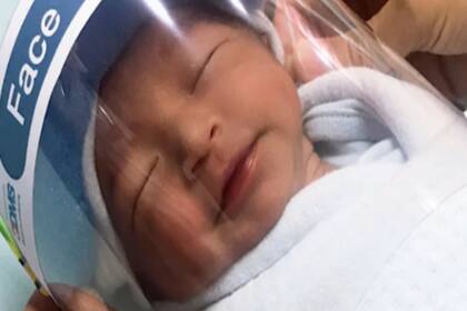 En Tailandia cuidan a los bebés del contagio de coronavirus con protectores faciales en miniatura.