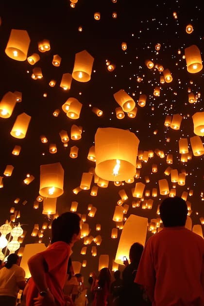En Tailandia se elevan cada año al cielo lámparas de papel, durante el Festival del Yi Peng, para honrar a Buda y liberarse del sufrimiento ante el nuevo ciclo