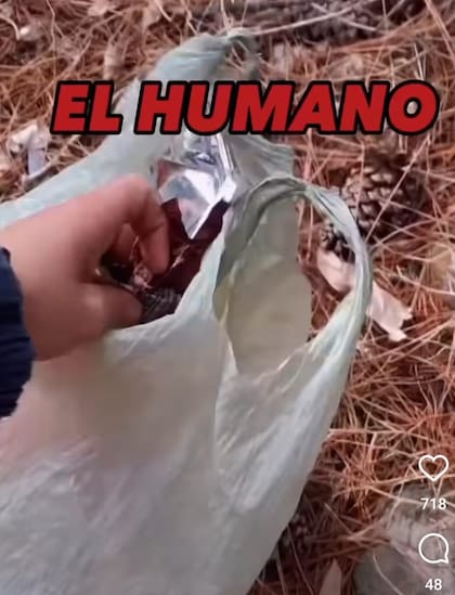 En tan solo cinco minutos de recorrido, juntó una bolsa de basura