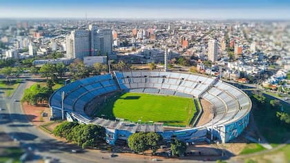 En tan solo seis meses, el estadio estaba listo para recibir a los equipos en el campo, el 18 de julio de 1930