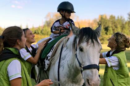 En Tandil, Laura y Julieta Malleville y Mariana Galufa, de la Fundación La Paloma, en plena labor