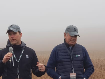 En Tandil, provincia de Buenos Aires, Myron Stine, durante su exposición. A la derecha, el CEO de la firma en América Latina, Ignacio Rosasco