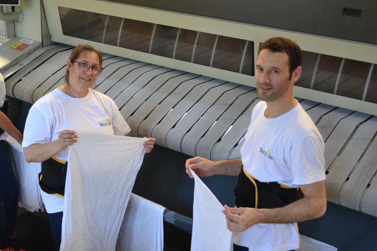 En Tecnolav privilegian los perfiles de personas con discapacidades. Nora (a la izquierda) encontró en la empresa su primer empleo formal.