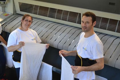 En Tecnolav privilegian los perfiles de personas con discapacidades. Nora (a la izquierda) encontró en la empresa su primer empleo formal.