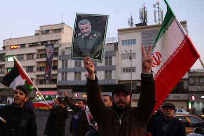 El líder iraní dijo que debe terminar "la presencia corrupta" de Washington en la zona luego de la operación contra bases en Irak