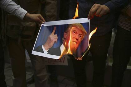 En Teherán, manifestantes queman una imagen de Trump luego de que Estados Unidos dejara el acuerdo nuclear