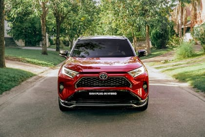 En términos de diseño exterior, la nueva RAV4 PHEV no presenta cambios y es casi igual a la versión Limited, con un aspecto robusto, típico del paladar estadounidense.