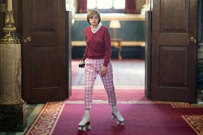 En The Crown, Emma Corrin interpreta a una jovencísima Diana Spencer en patines