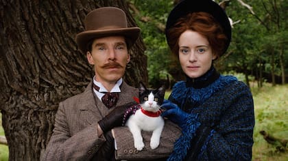 En The Electrical Life of Louis Wain, junto a Claire Foy quien interpreta a Emily Richardson-Wain, la esposa del célebre dibujante, conocido por sus simpáticos felinos antropomórficos.