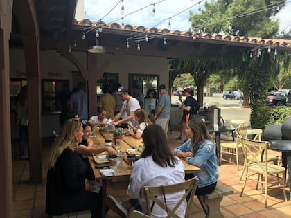 En The Nest, hacen cola para conseguir tacos de pescado y cerveza artesanal.