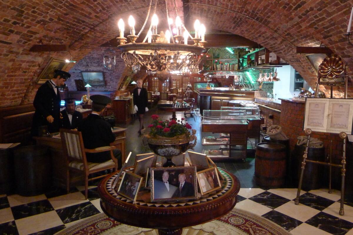 En The Old Customs House, Yevgeny Prigozhin forjó su amistad con Putin, quien luego lo premiaría con contratos millonarios con el Estado