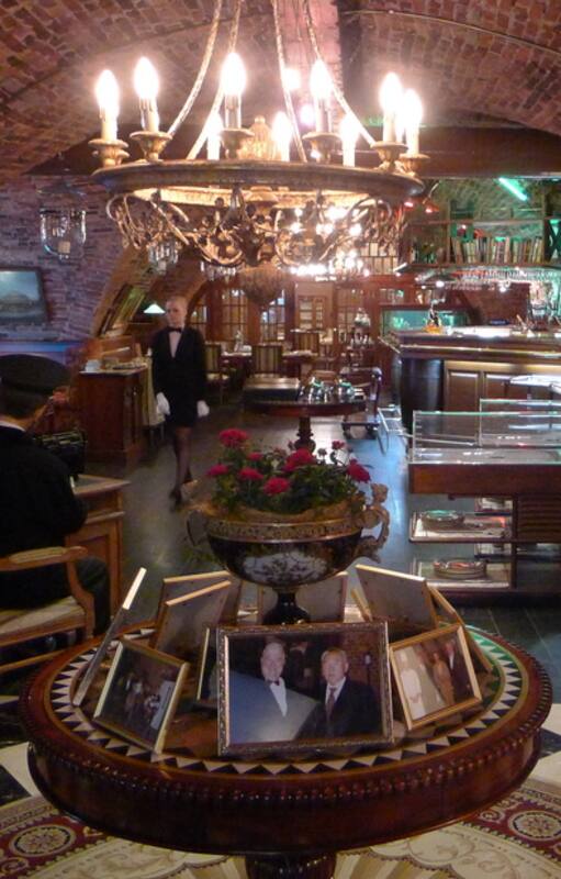 En The Old Customs House, Yevgeny Prigozhin forjó su amistad con Putin, quien luego lo premiaría con contratos millonarios con el Estado