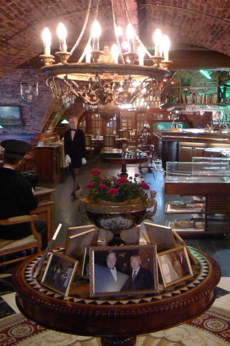 En The Old Customs House, Yevgeny Prigozhin forjó su amistad con Putin, quien luego lo premiaría con contratos millonarios con el Estado