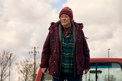En The Sticky Margo Martindale interpreta a Ruth Landry, una productora de miel de maple desesperada por generar un gran ingreso de dinero a su economía.