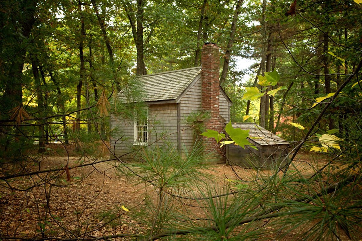 En Thoreau, el salvaje (Godot), del que damos un anticipo, Michel Onfray examina los principios de una vida sabia. En la imagen, la reconstruida cabaña de Walden Pond donde, en julio de 1845, Henry David Thoreau se retiró a los bosques
