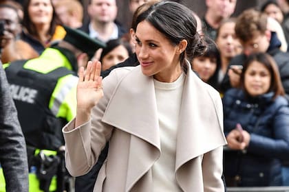 En tiempo récord, la prometida del príncipe Harry se convirtió en un ícono de estilo. Lo que usa se agota en minutos y su elegancia sin esfuerzos cautiva a todos. FOTO: Wenn
