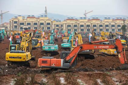 En tiempo record trabajan para construir un hospital en Wuhan