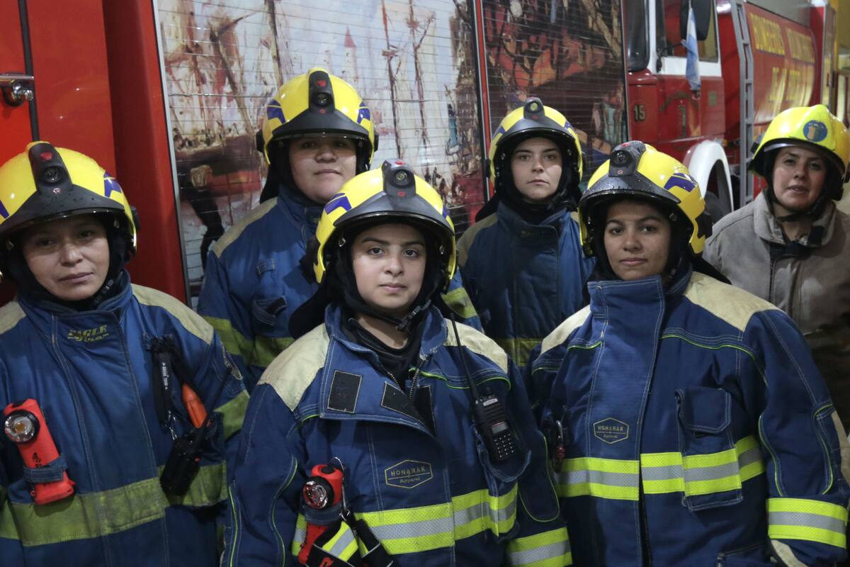En tiempos de feminismo, siete bomberas de La Boca comparten experiencias de su vocación, entrenamiento de elite, vidas al límite y conquista de derechos
