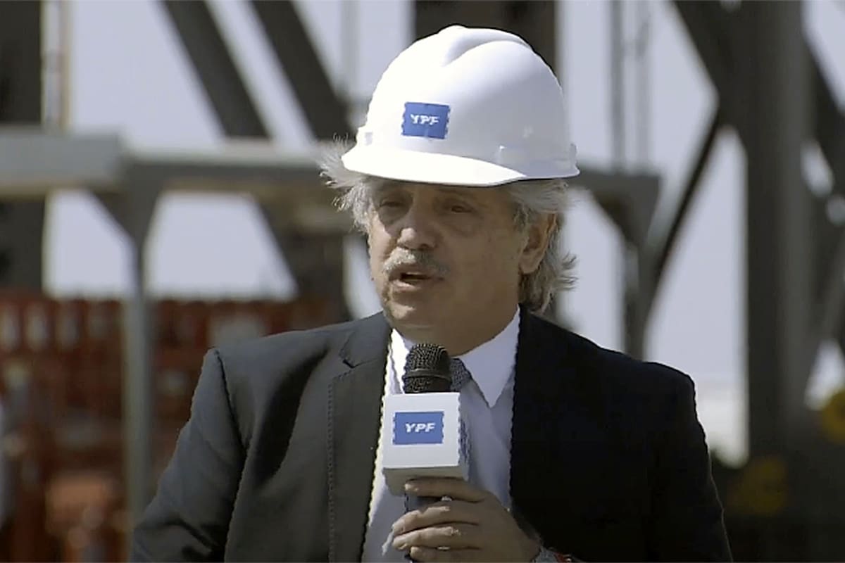 "En tiempos de pandemia tuvimos que tomar la decisión de congelar la tarifa de gas. Esto significó que no haya subido un 70%. Llegó la hora de poner en orden todo", dijo Fernández, en su primera visita al yacimiento