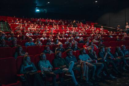En TikTok un usuario mostró cómo es la sala de proyectores de un cine (Imagen ilustrativa)