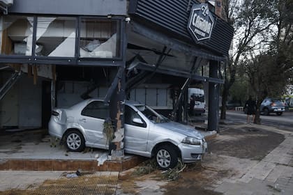 En todas las cuadras se ven autos sobre la vereda