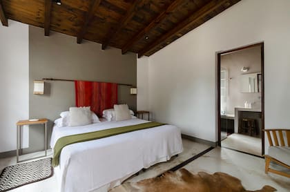 En todas las habitaciones, la ropa de cama es blanca, y se realza con textiles artesanales de la zona. Los baños, hechos a nuevo o reacondicionados, tienen mesadas de obra pintadas con epoxi, lo que les da suavidad al tacto y una terminación excelente a la vista.