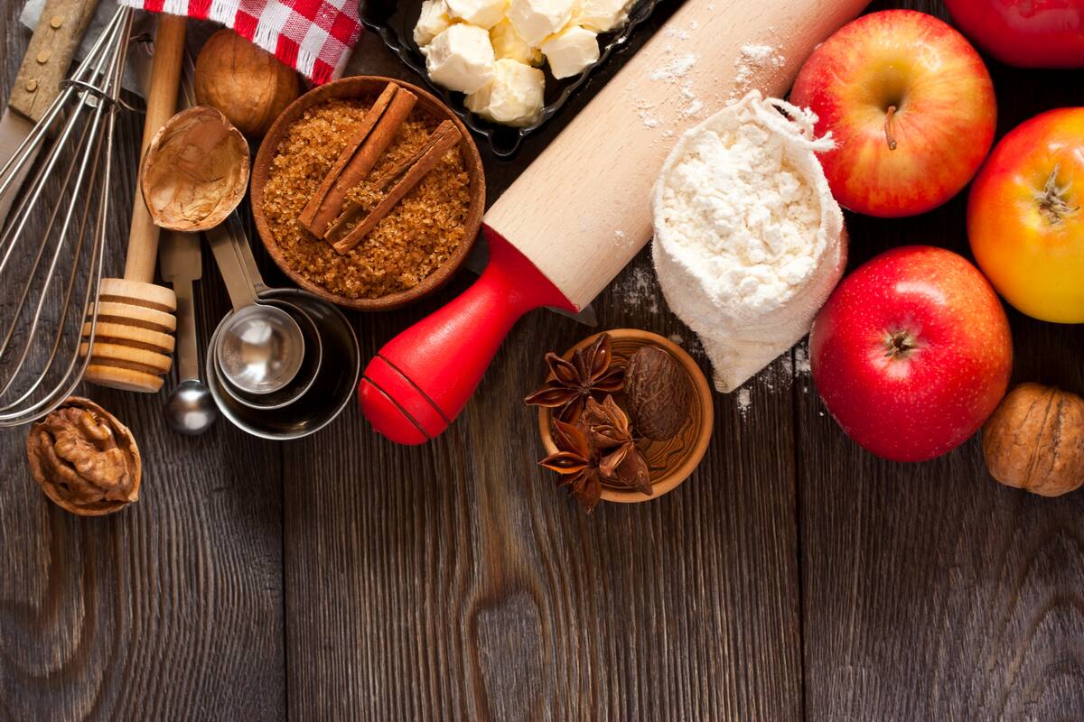 En todas sus versiones, la manzana se puede combinar en platos dulces. Las tartas tibias o frías, son la manera más conocida de integrar la manzana en pastelería.