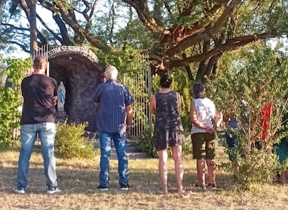En todo el mundo la gente se acerca a los santuarios de la Virgen de Lourdes para rezarle