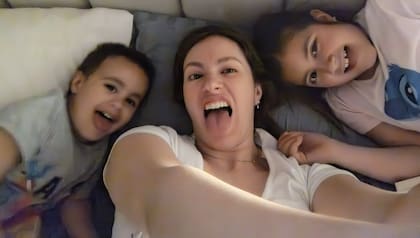 En todo ese camino, afirma que se aferró, sobre todo, a sus hijos. Agostina, de 10 años, y Santino, de 4, fueron y siguen siendo el motor que la empujó a no dudar en hacer todo lo que tenía que hacer.