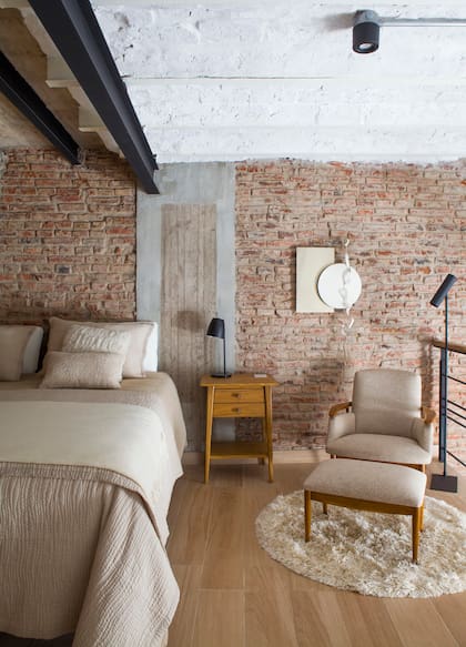 En todos los espacios se respetó la misma paleta neutra. Edredón, fundas y almohadones (Landmark). Mesa de luz (Bacano) y sillón (Lu Picco). Escultura (colectivo Creta Caliza).
