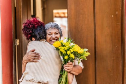 En todos los tipos de comunidad, los estadounidenses de 65 años o más son sustancialmente más propensos que sus contrapartes más jóvenes a decir que conocen a todos o a la mayoría de sus vecinos
