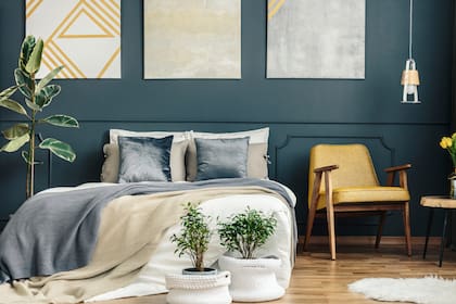 En todos sus matices, el azul es el mejor color para el dormitorio porque infunde calma, paz, serenidad y buen humor.