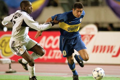 En Tokio, Boca se impuso ante el poderoso Real Madrid de la mano de Román; en la acción, dejando en el camino a Geremi, que no agarra pero no lo puede frenar