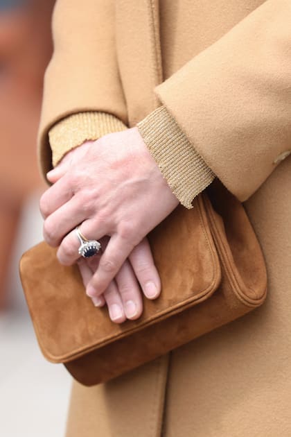 En tono caramelo, ideal para hacer match con el abrigo de Massimo Dutti que usó en mayo de 2021.