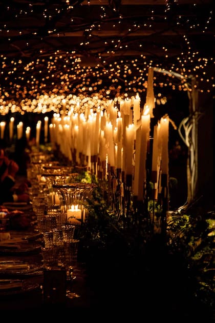 En total, 1200 velas sumaron un aire crepuscular al salón.