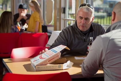 En total, Domino's regalará 60 mil pizzas por expulsión