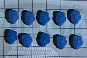 En total, durante las diferentes requisas fueron secuestrados 3,2 gramos de flores de marihuana y 10 cigarrillos de la misma sustancia, 2,2 gramos de ketamina, y 28 pastillas de éxtasis