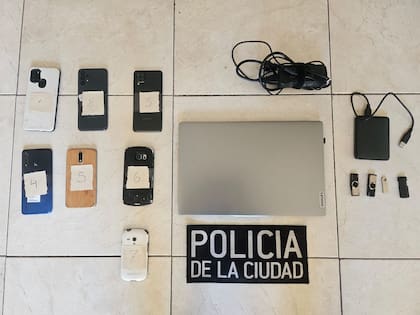 En total, en ambos procedimientos se secuestraron siete celulares, una notebook con cargador, un disco externo, varios pendrives, tarjetas porta chip, un elemento tipo picana, prendas relacionadas al hecho